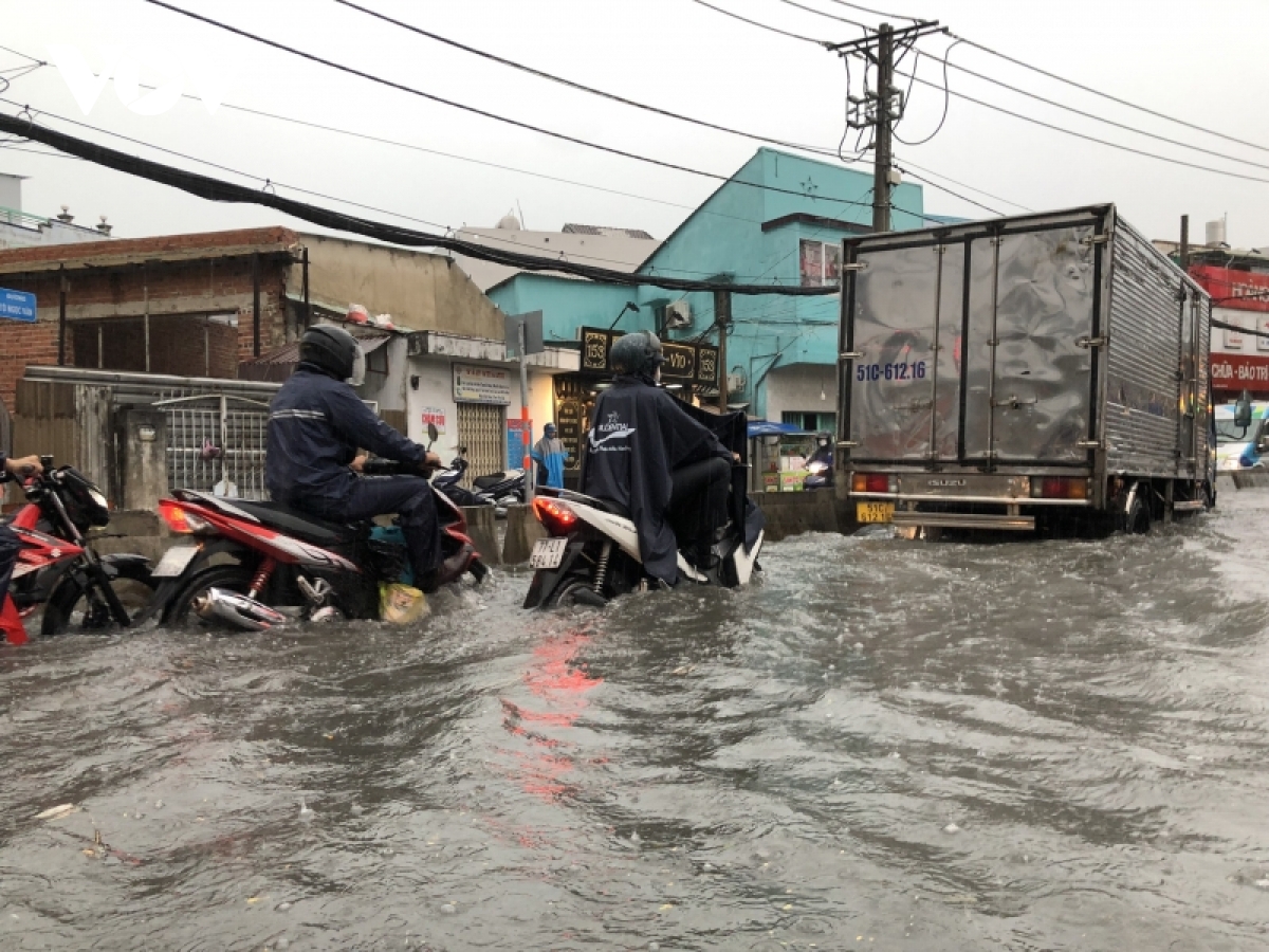 mua nhu trut nuoc, nhieu tuyen duong o tp.hcm ngap nang hinh anh 3