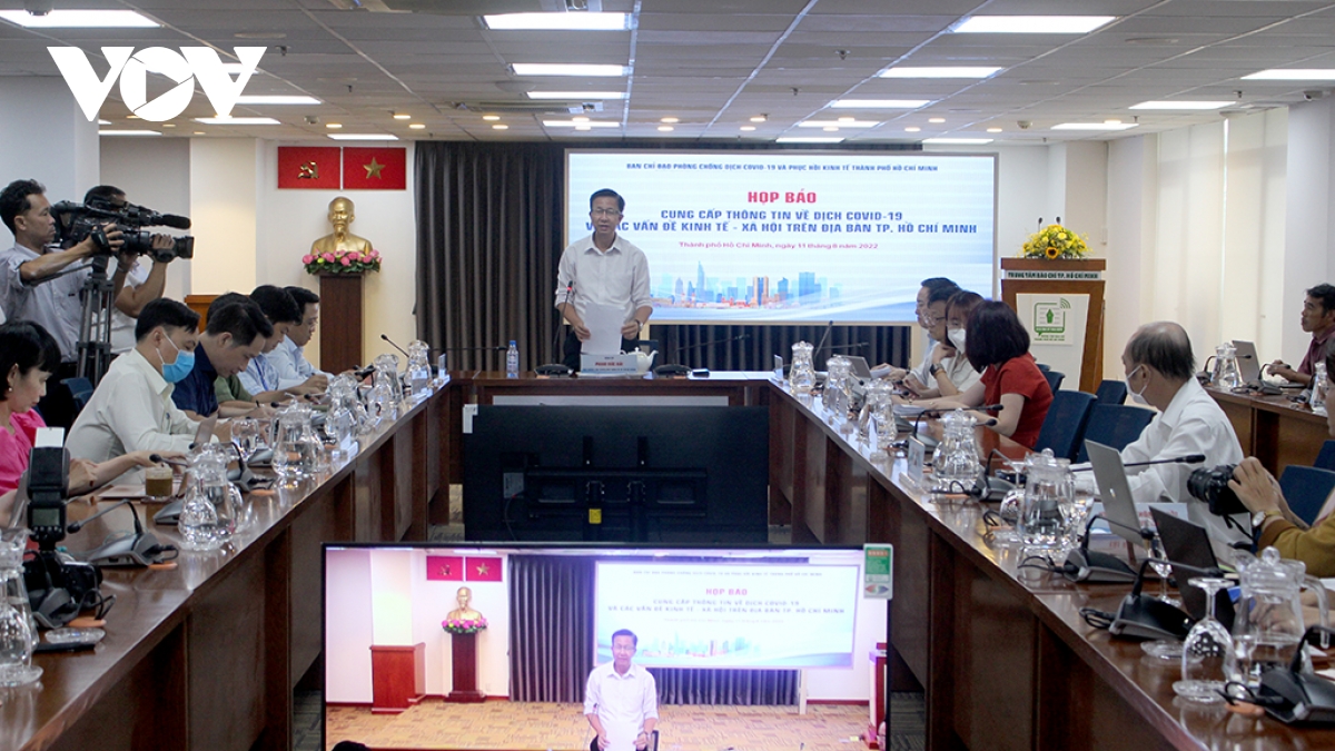 cong an tp.hcm thu hoi hon 56.000 so ho khau giay hinh anh 3