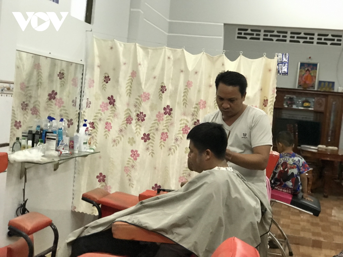 Ong chu tiem hot toc o tra vinh- vuot len tu qua khu lam loi hinh anh 1
