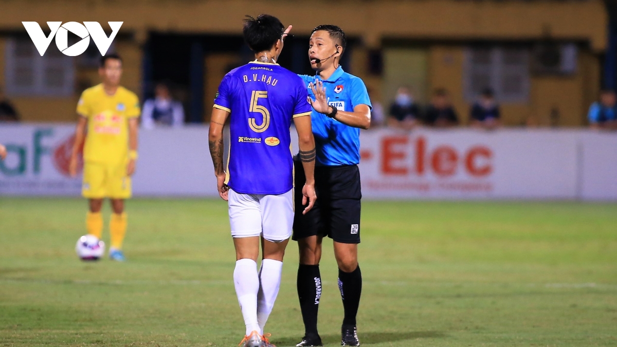 trong tai ngo duy lan bi treo coi o vong 13 v-league 2022 hinh anh 1