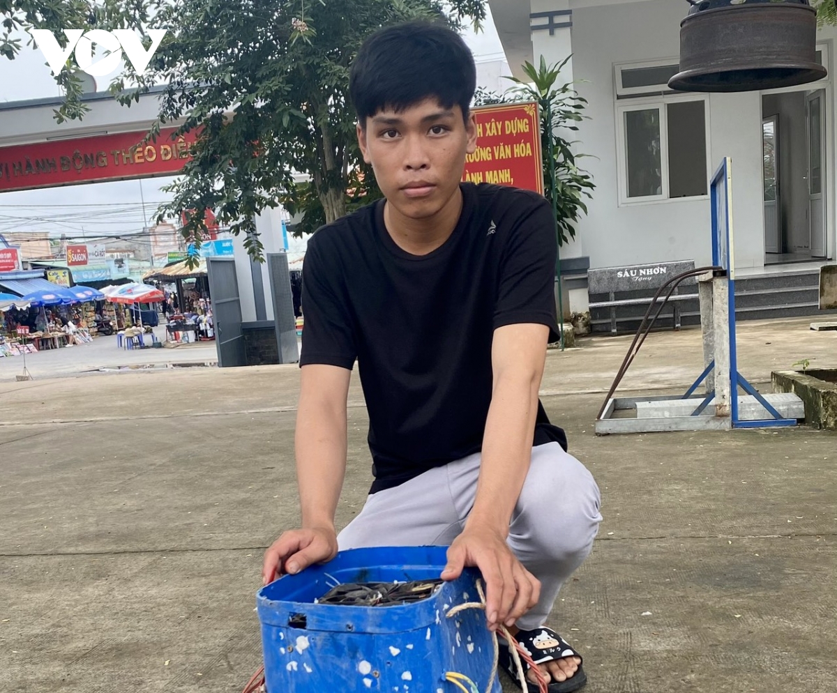 phat hanh chinh chu phuong tien khong dang ky ghe, dung kich dien bat thuy san hinh anh 1