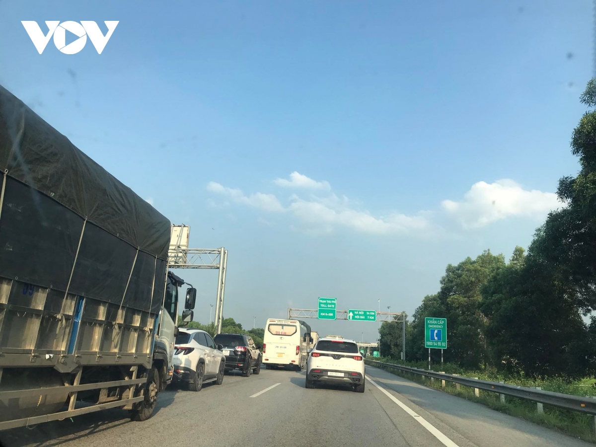 cao toc noi bai - lao cai van bi un tac nhe khi xe qua tram thu phi hinh anh 2