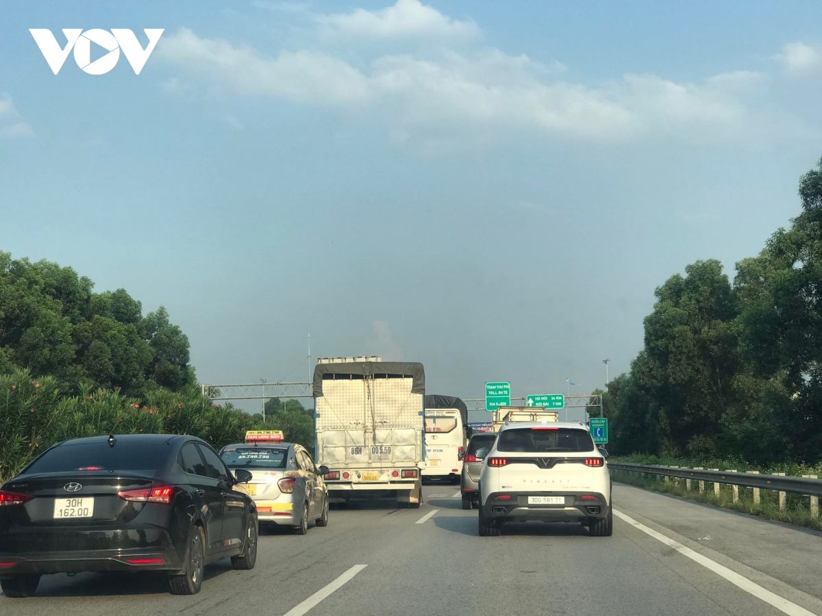 cao toc noi bai - lao cai van bi un tac nhe khi xe qua tram thu phi hinh anh 3