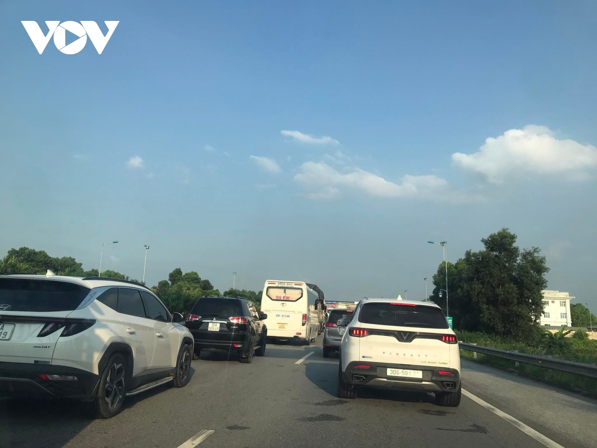 cao toc noi bai - lao cai van bi un tac nhe khi xe qua tram thu phi hinh anh 1