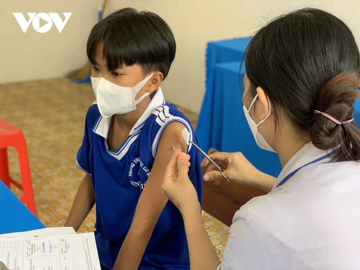 so y te tp.hcm ly giai ti le tre tiem vaccine thap hon binh quan ca nuoc hinh anh 1
