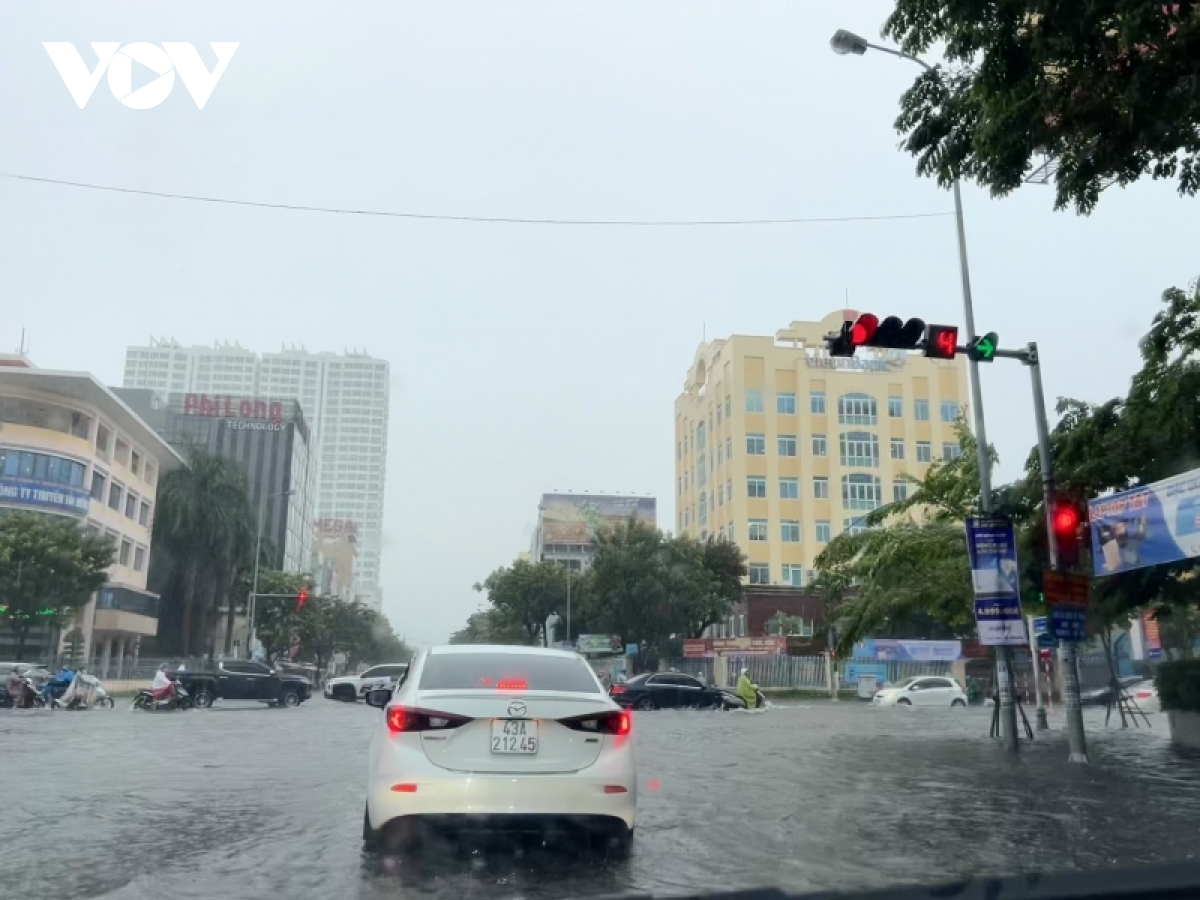 Da nang bat ngo don con mua vang sau nhieu ngay nang nong keo dai hinh anh 1