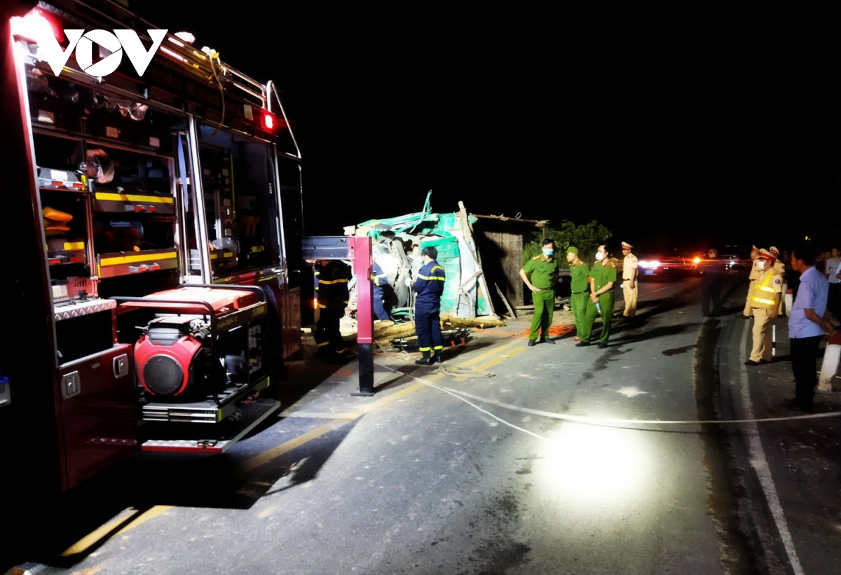 tai nan giao thong nghiem trong lam 4 nguoi chet, 2 nguoi bi thuong hinh anh 3