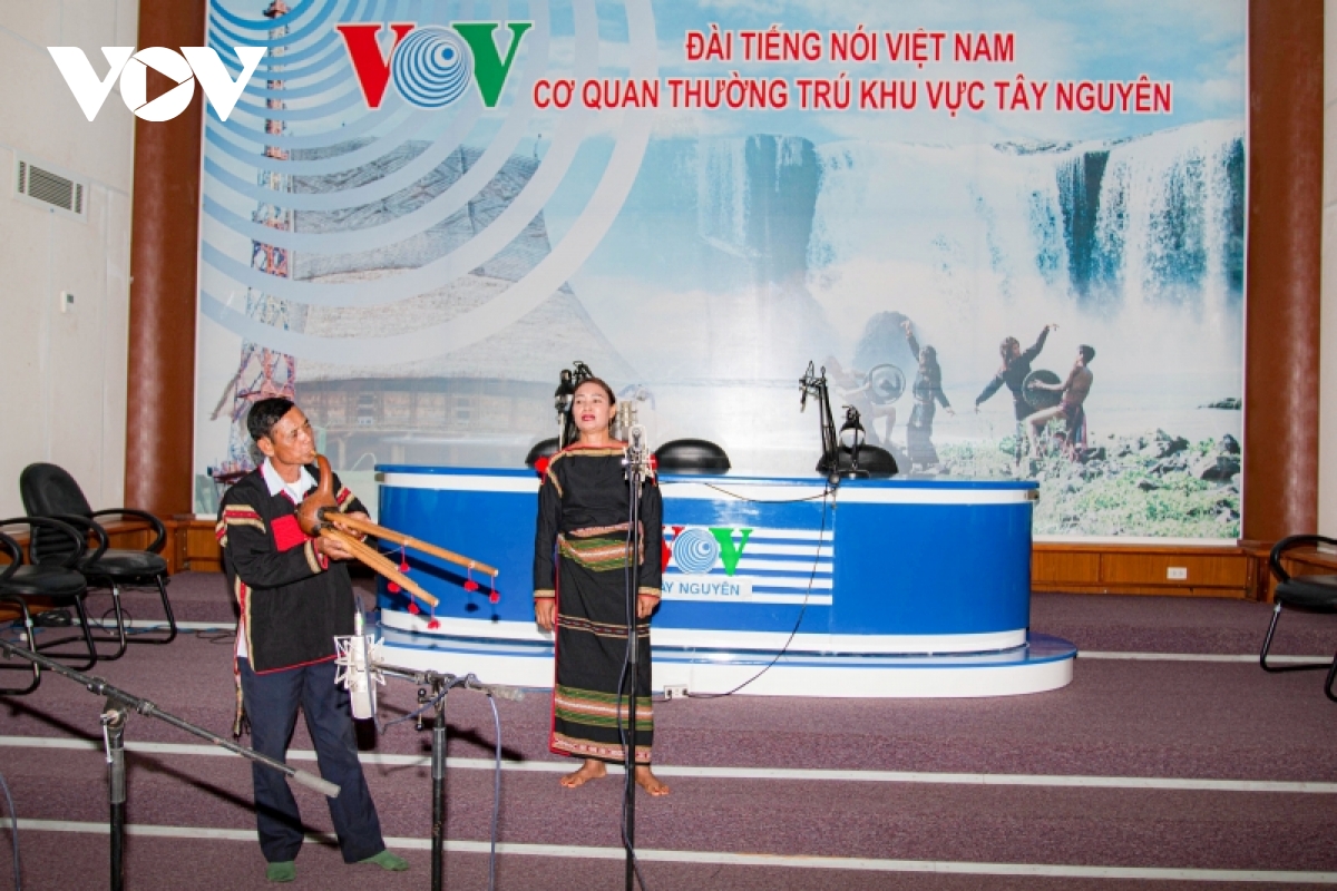 hinh anh bac ho - tham duom trong cau hat dan ca E de hinh anh 1