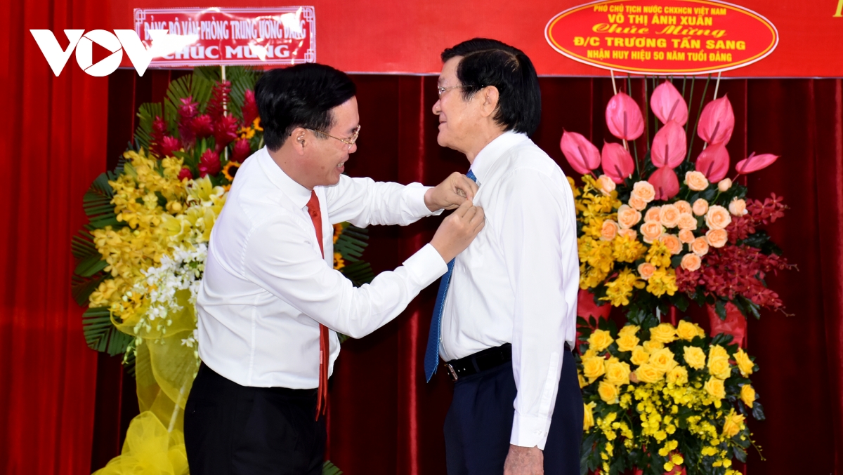 nguyen chu tich nuoc truong tan sang nhan huy hieu 50 nam tuoi Dang hinh anh 1