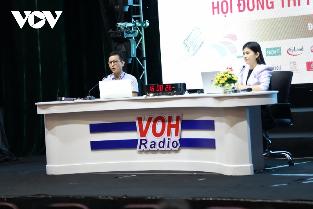 cau chuyen xuc dong len song trong phan thi phat thanh truc tiep hinh anh 2
