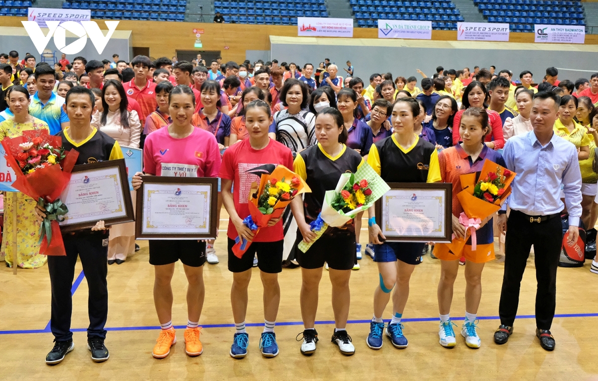 tien minh va thu trang tranh tai o giai cau long cac clb thanh pho Da nang 2022 hinh anh 1