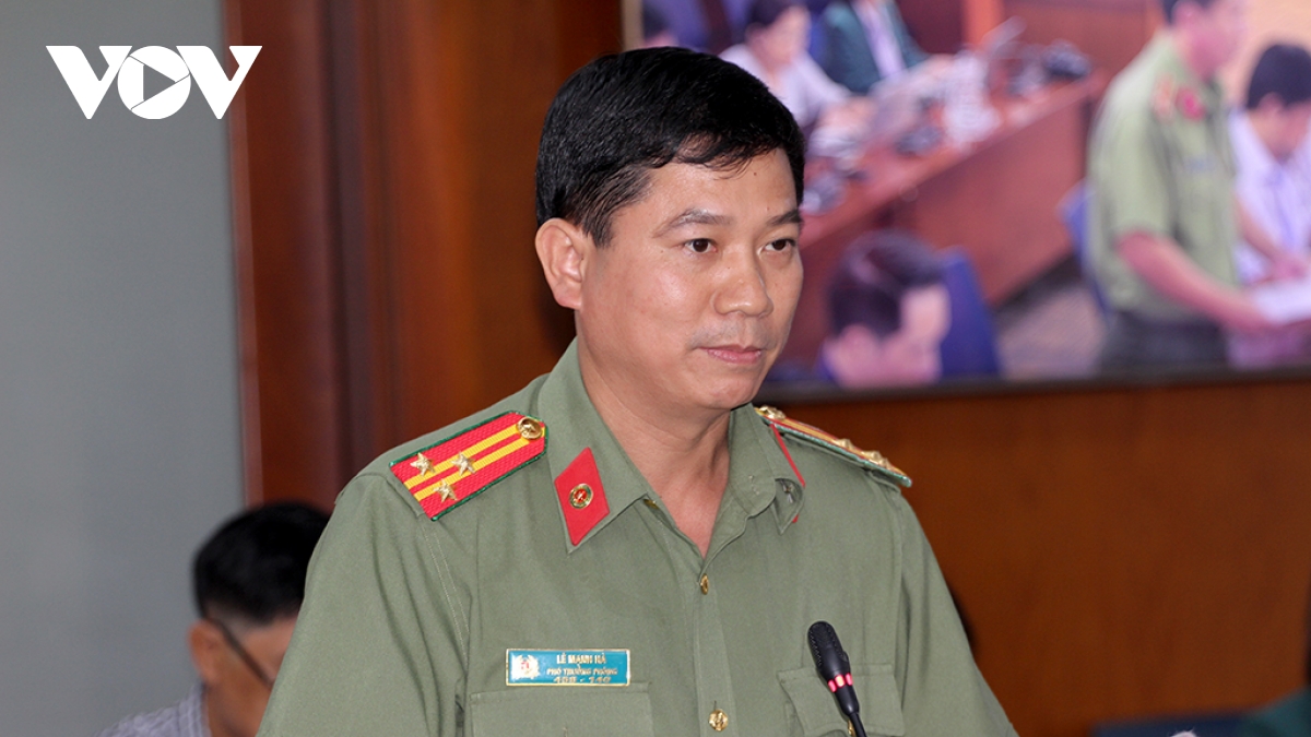 cong an tp.hcm thu hoi hon 56.000 so ho khau giay hinh anh 1