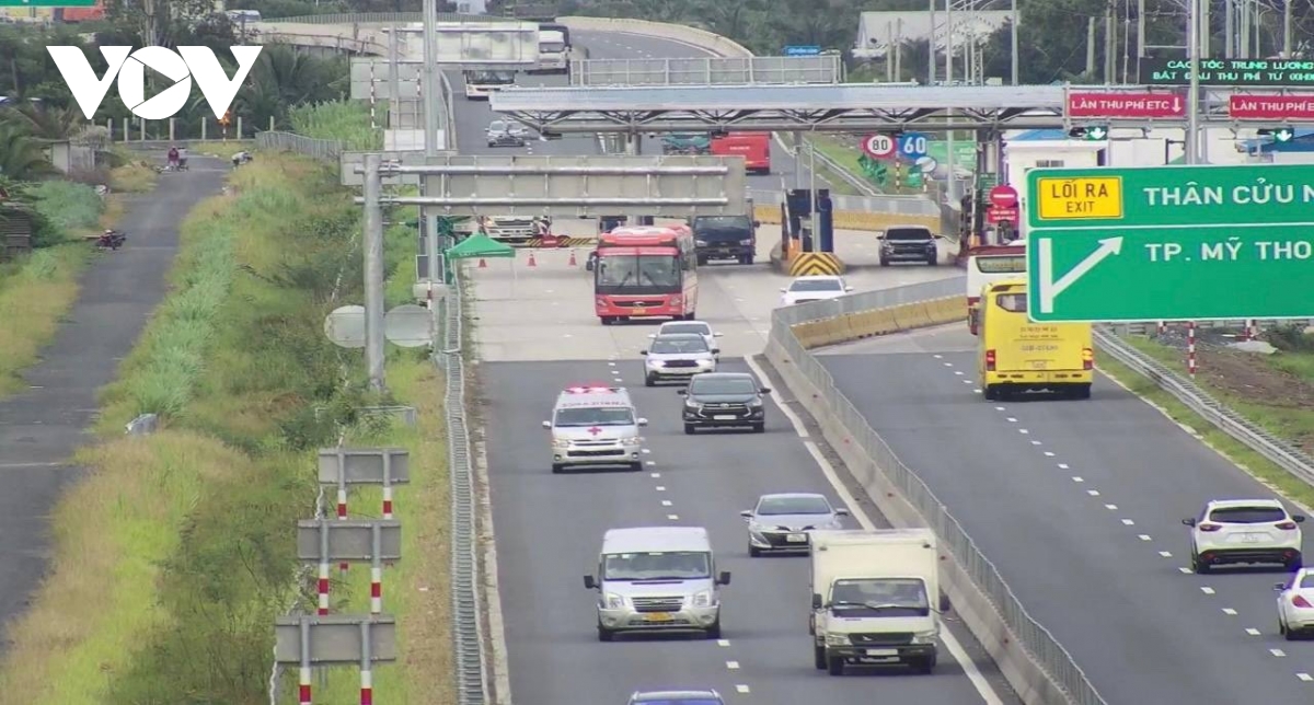 van con nhieu xe chua dan the etc di vao cao toc trung luong-my thuan hinh anh 1