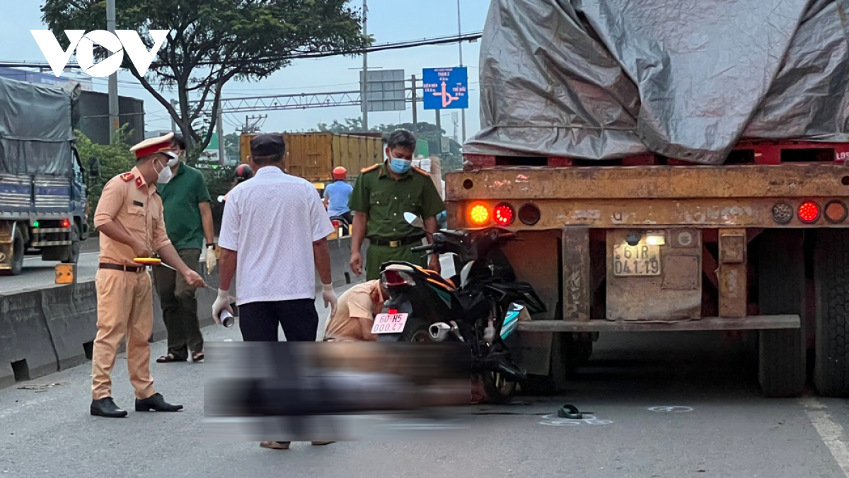 tong vao o to dang do, nam thanh nien nga ra duong bi xe tai can tu vong hinh anh 2