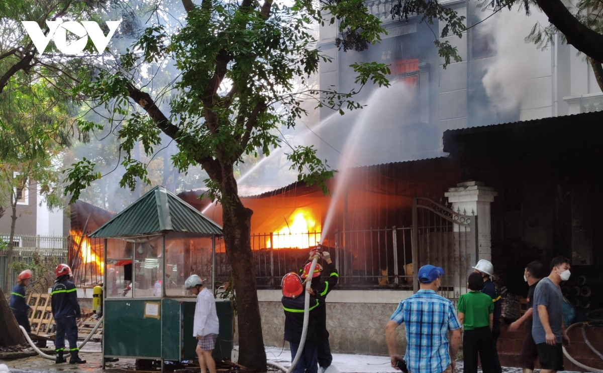 lua chay ngun ngut can biet thu tai hoang mai, ha noi hinh anh 1