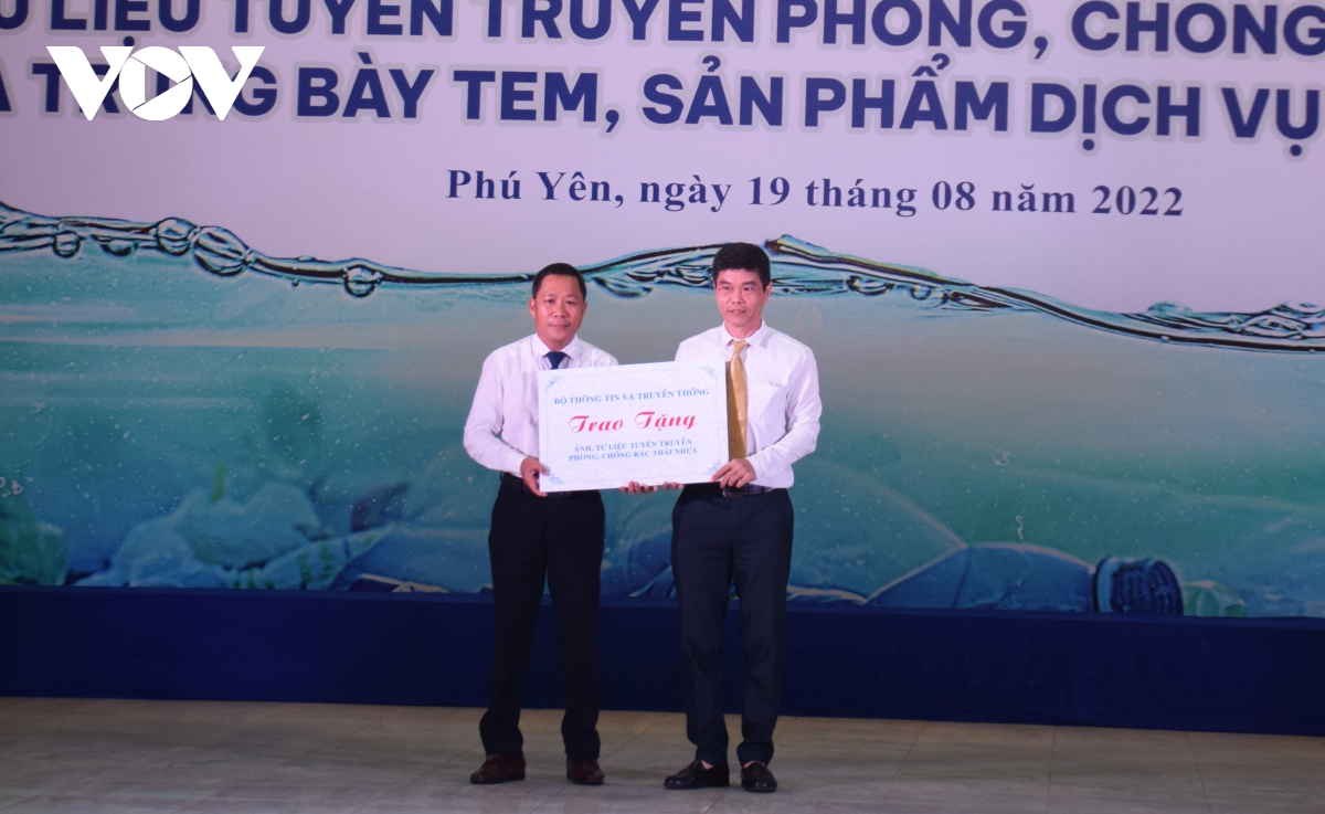 trien lam anh tuyen truyen rac thai nhua tai phu yen hinh anh 2