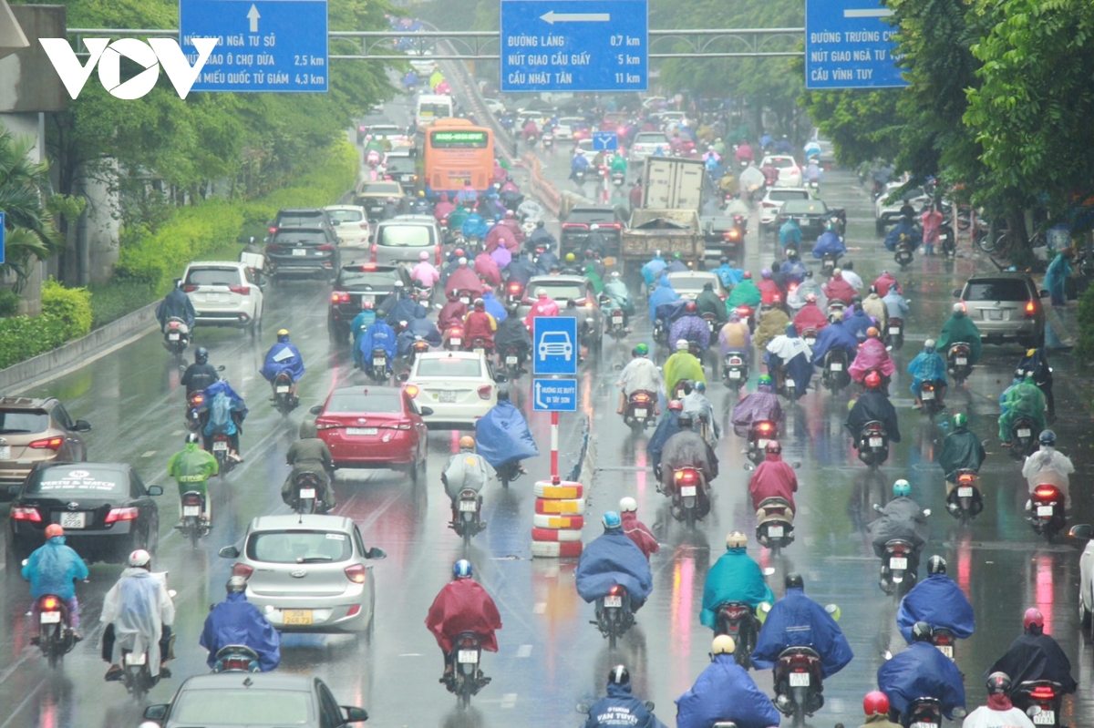 Ap thap nhiet doi tan dan, canh bao khu vuc ha noi ngap lut do mua lon hinh anh 1