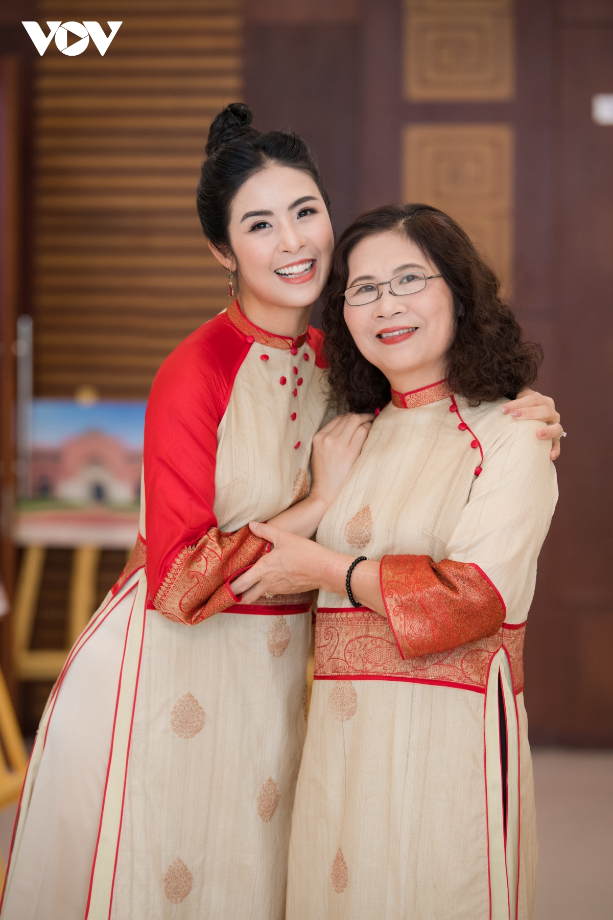 ngoc han va me mac ao dai doi trong tiec ngoai giao viet nam - An Do hinh anh 2