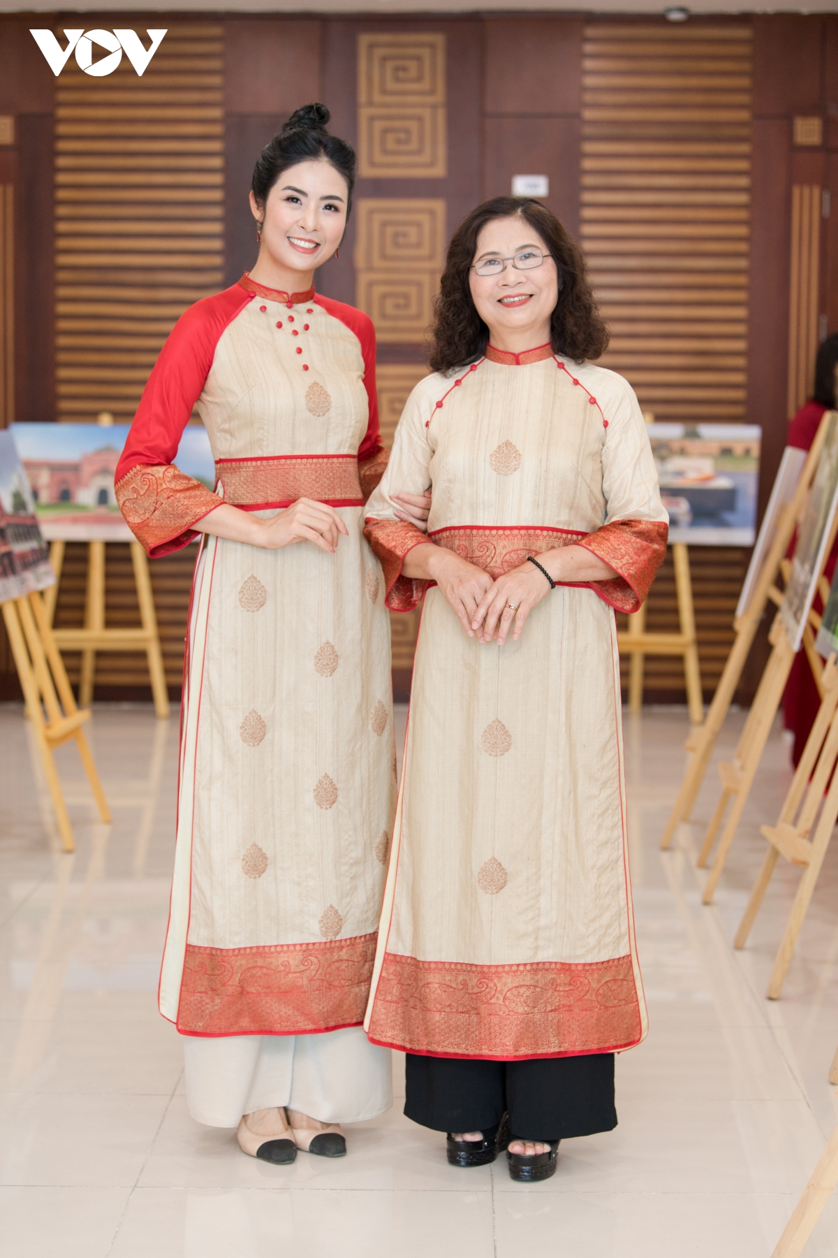 ngoc han va me mac ao dai doi trong tiec ngoai giao viet nam - An Do hinh anh 3