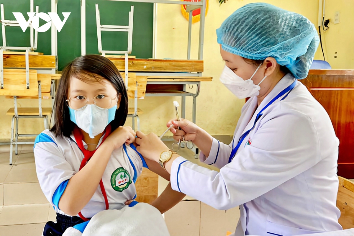lam Dong day manh tiem vaccine covid-19 cho hoc sinh truoc khai giang hinh anh 1