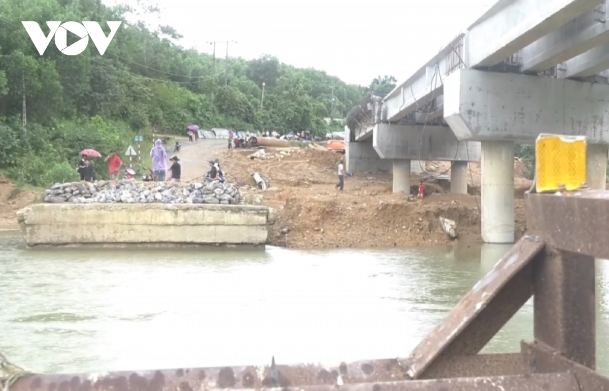 quang tri cau bi lu cuon troi, 6 thon bi co lap hinh anh 2