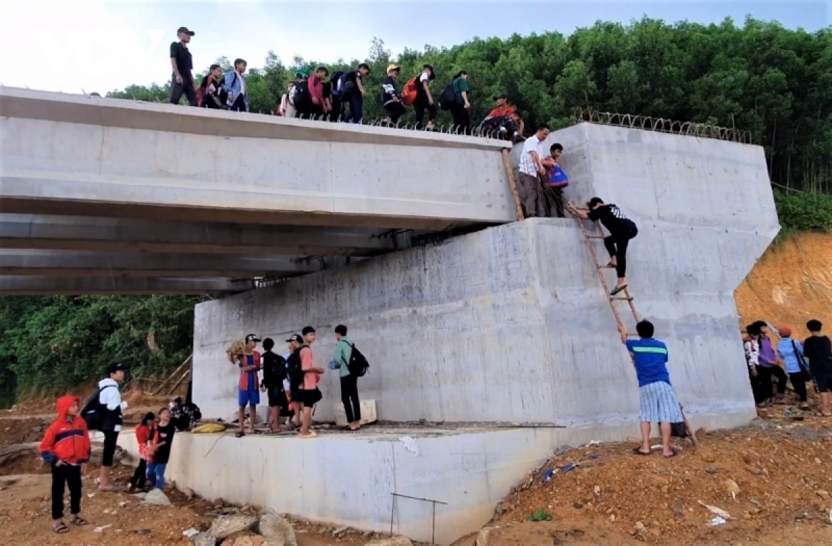 quang tri cau bi lu cuon troi, 6 thon bi co lap hinh anh 4