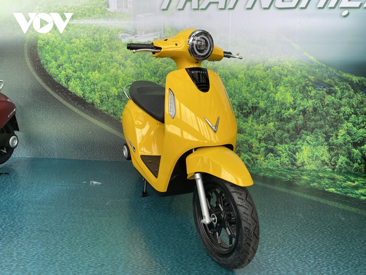 vinfast ban giao lo xe may dien evo200 dau tien cho khach hang hinh anh 1