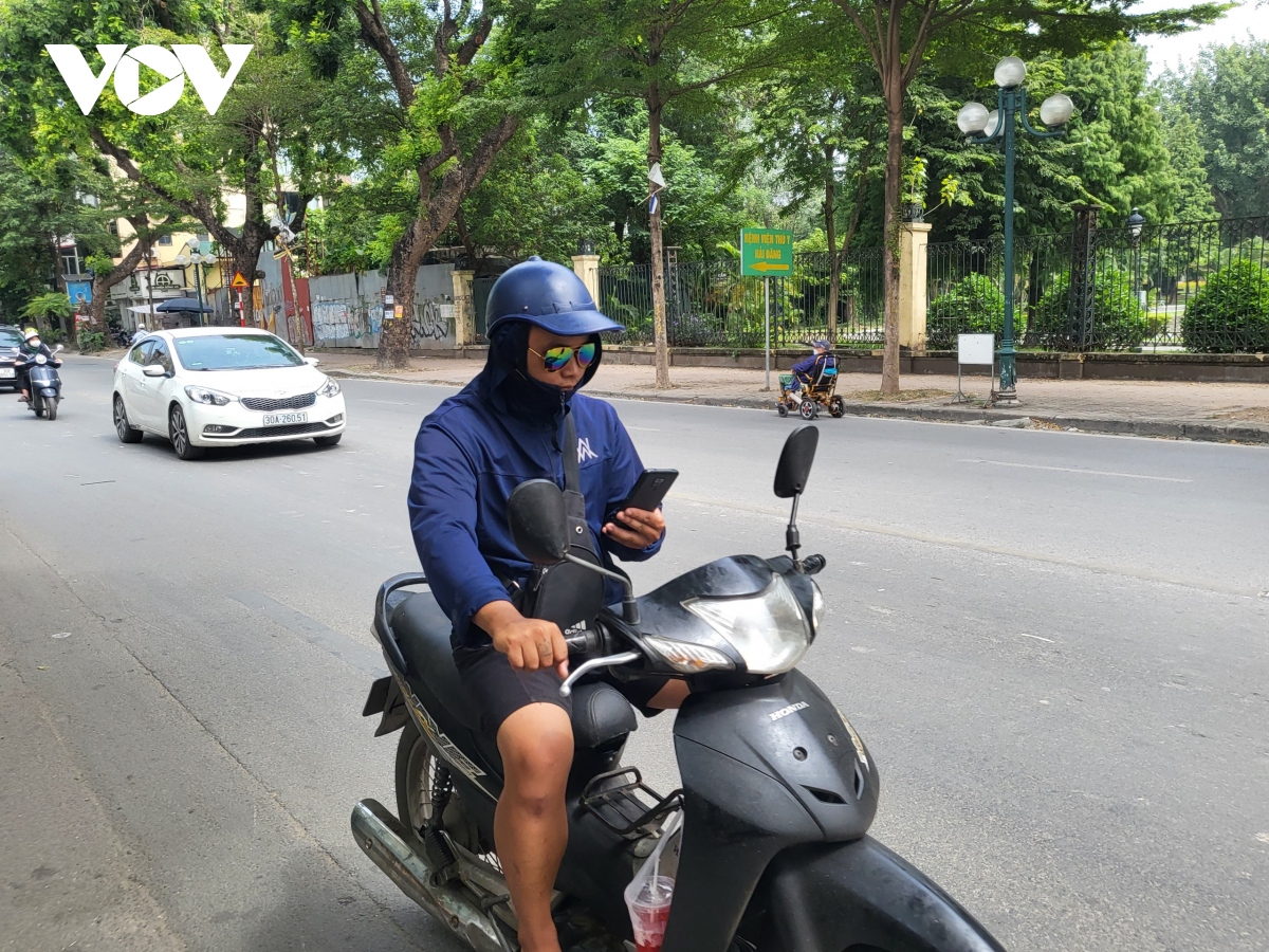 nhan nhan tai xe su dung dien thoai khi lai xe, gay nguy hiem cho nguoi di duong hinh anh 12