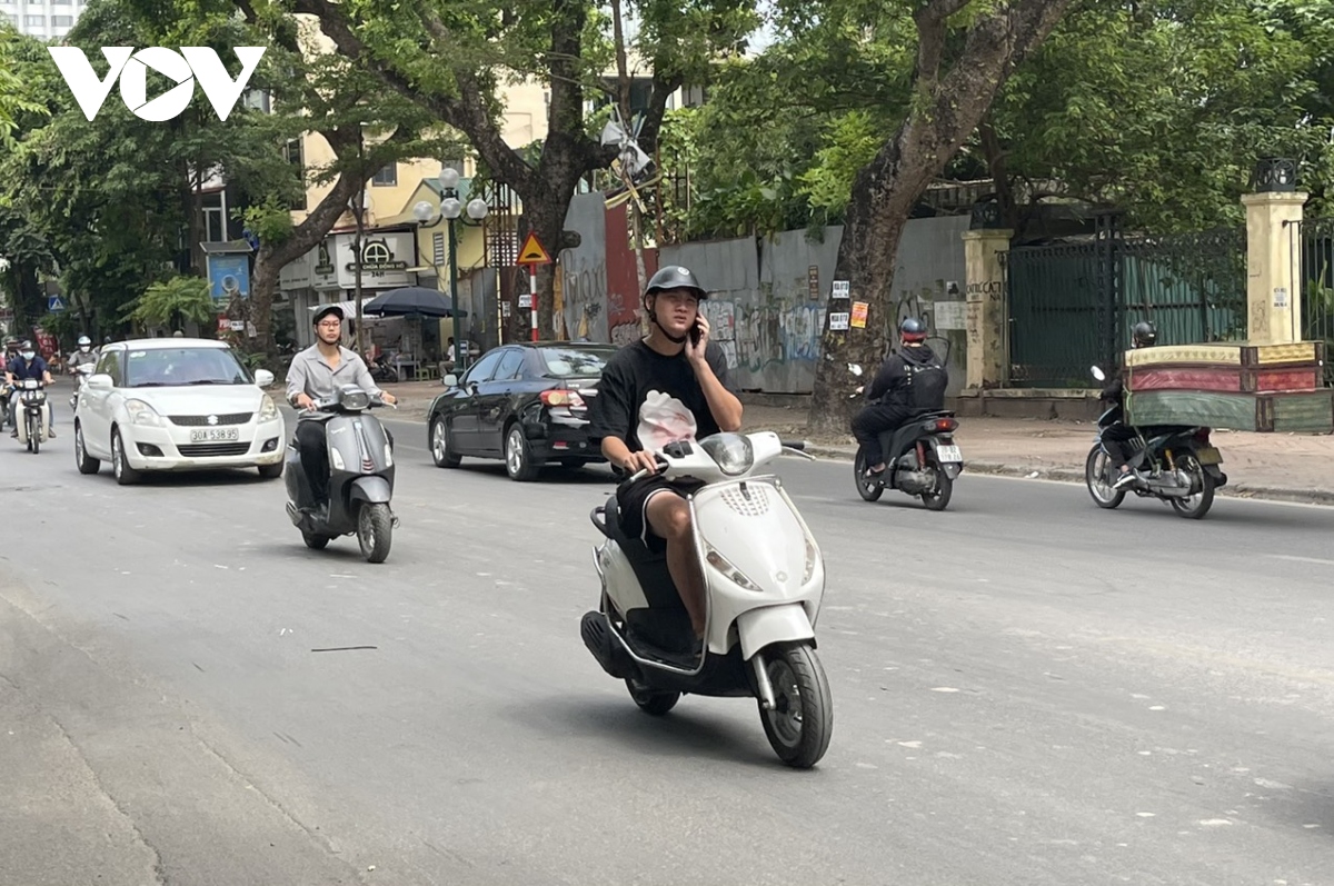 nhan nhan tai xe su dung dien thoai khi lai xe, gay nguy hiem cho nguoi di duong hinh anh 13