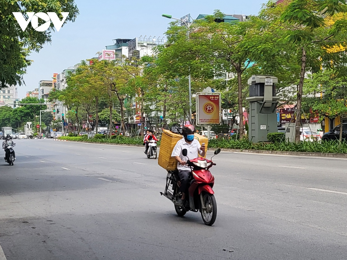 nhan nhan tai xe su dung dien thoai khi lai xe, gay nguy hiem cho nguoi di duong hinh anh 14
