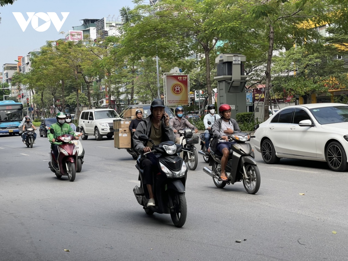 nhan nhan tai xe su dung dien thoai khi lai xe, gay nguy hiem cho nguoi di duong hinh anh 15