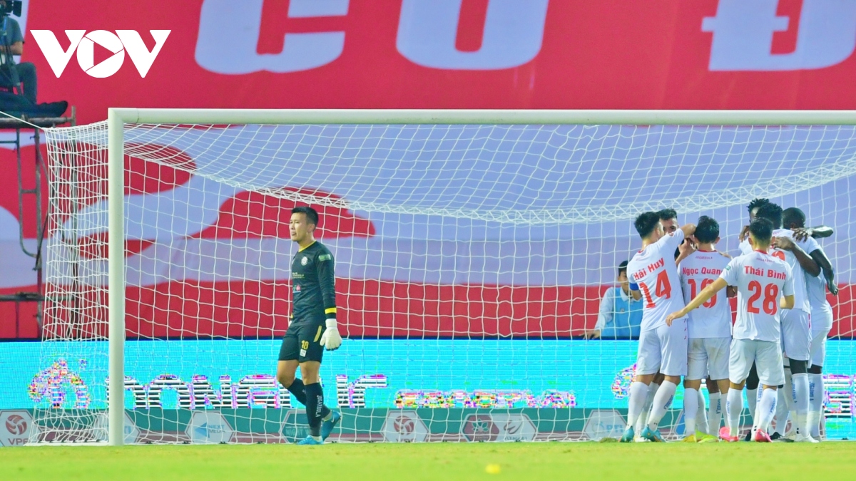 sau vong 21 v-league 2022 kich tinh o hai dau bang xep hang hinh anh 1