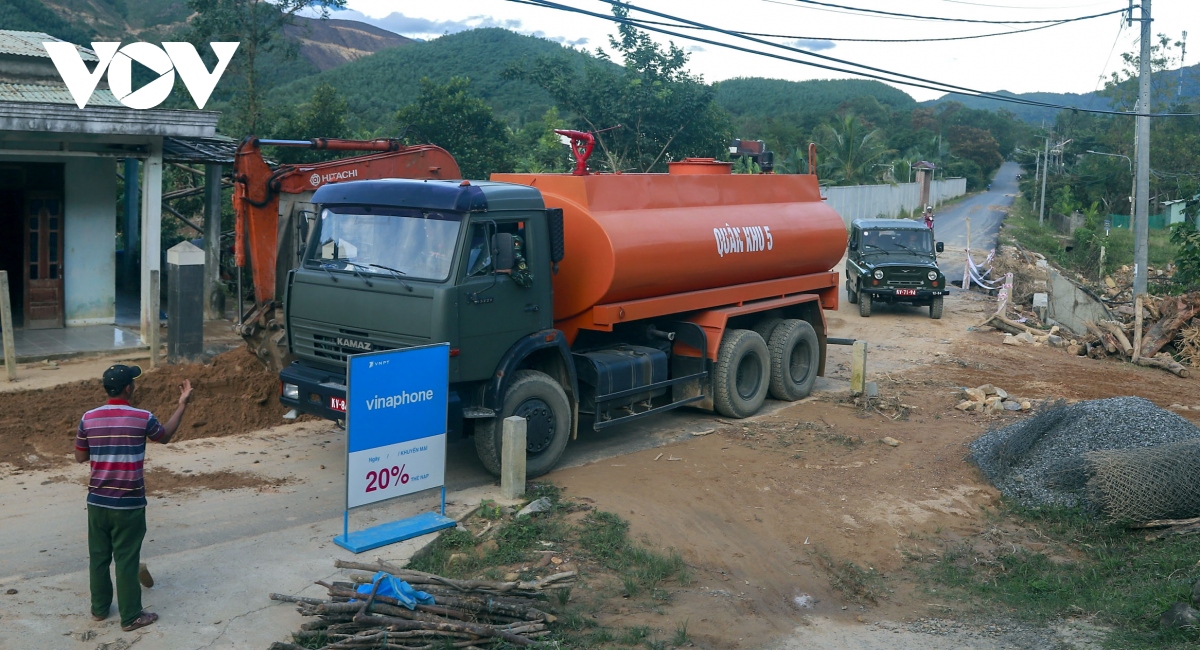 bo doi quan khu 5 nguoc nui cap nuoc cho dan hinh anh 1