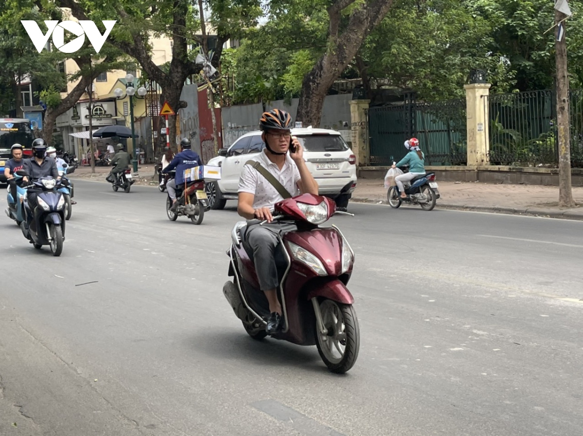 nhan nhan tai xe su dung dien thoai khi lai xe, gay nguy hiem cho nguoi di duong hinh anh 1