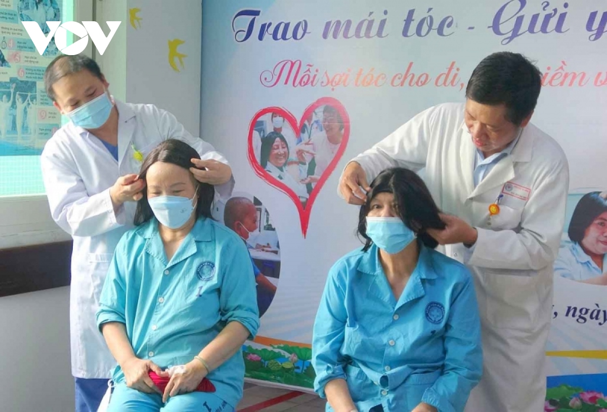 benh nhan ung thu bat khoc khi duoc benh vien trao mai toc hinh anh 2