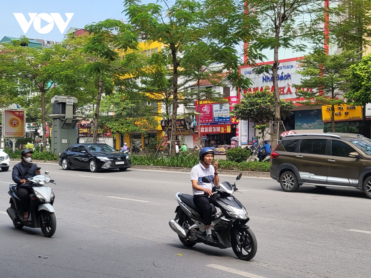 nhan nhan tai xe su dung dien thoai khi lai xe, gay nguy hiem cho nguoi di duong hinh anh 2