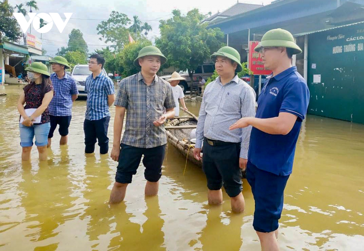 nguoi dan o vung lu nghe an tranh chu quan di qua ngam tran, danh ca, vot cui hinh anh 1