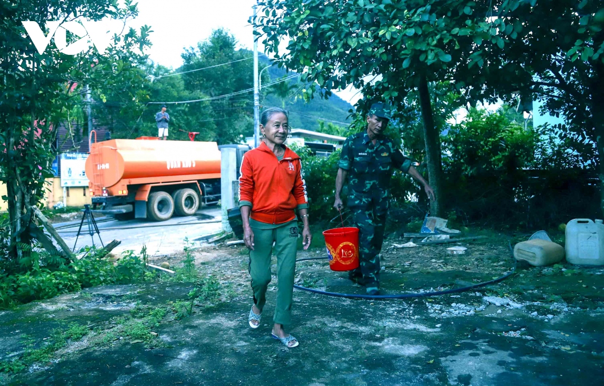 bo doi quan khu 5 nguoc nui cap nuoc cho dan hinh anh 4