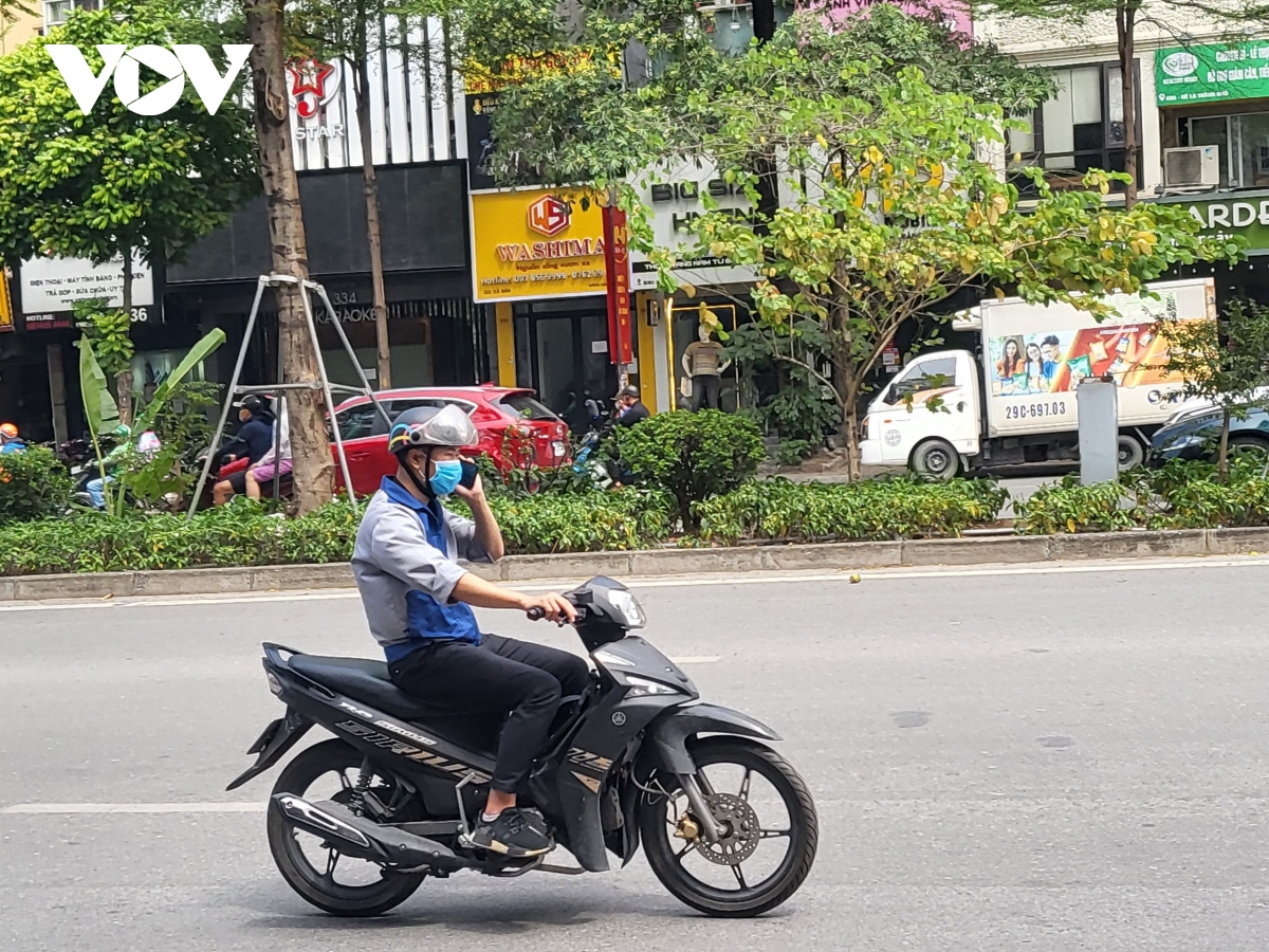 nhan nhan tai xe su dung dien thoai khi lai xe, gay nguy hiem cho nguoi di duong hinh anh 3