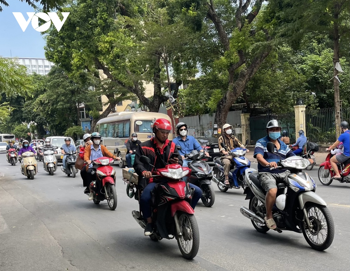 nhan nhan tai xe su dung dien thoai khi lai xe, gay nguy hiem cho nguoi di duong hinh anh 5