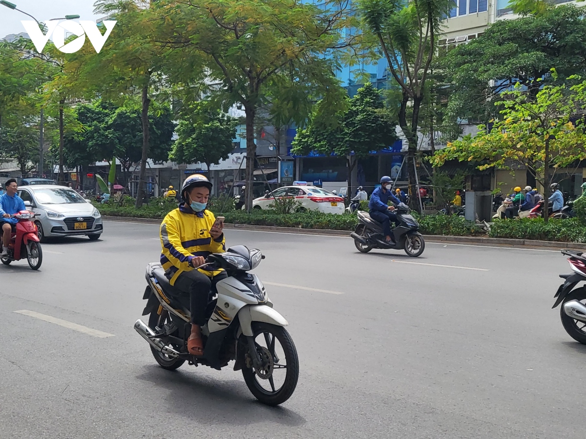 nhan nhan tai xe su dung dien thoai khi lai xe, gay nguy hiem cho nguoi di duong hinh anh 6