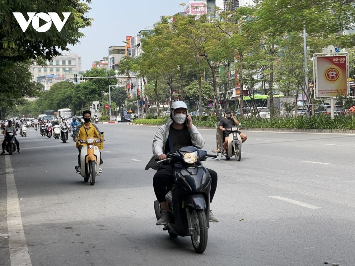 nhan nhan tai xe su dung dien thoai khi lai xe, gay nguy hiem cho nguoi di duong hinh anh 8