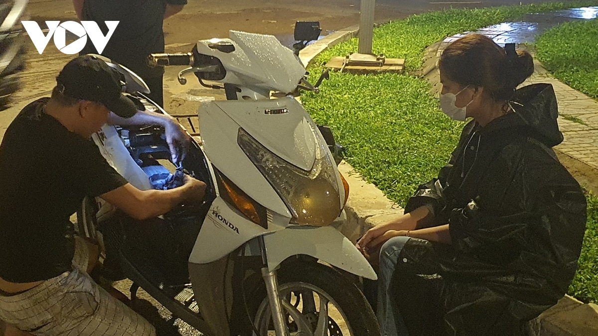 xuyen dem sua mien phi xe may bi ngap nuoc hinh anh 6