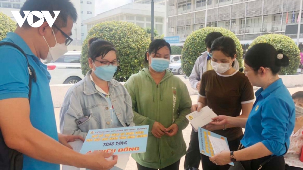 binh duong ho tro 4 cong nhan bi bong trong vu chay bon hut bui hinh anh 1