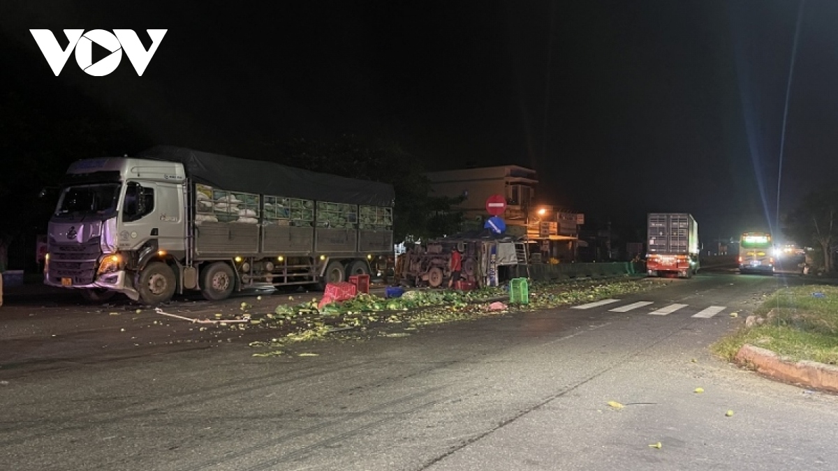 tai nan giao thong lien hoan tren ql.1 khien 2 nguoi thuong vong hinh anh 1