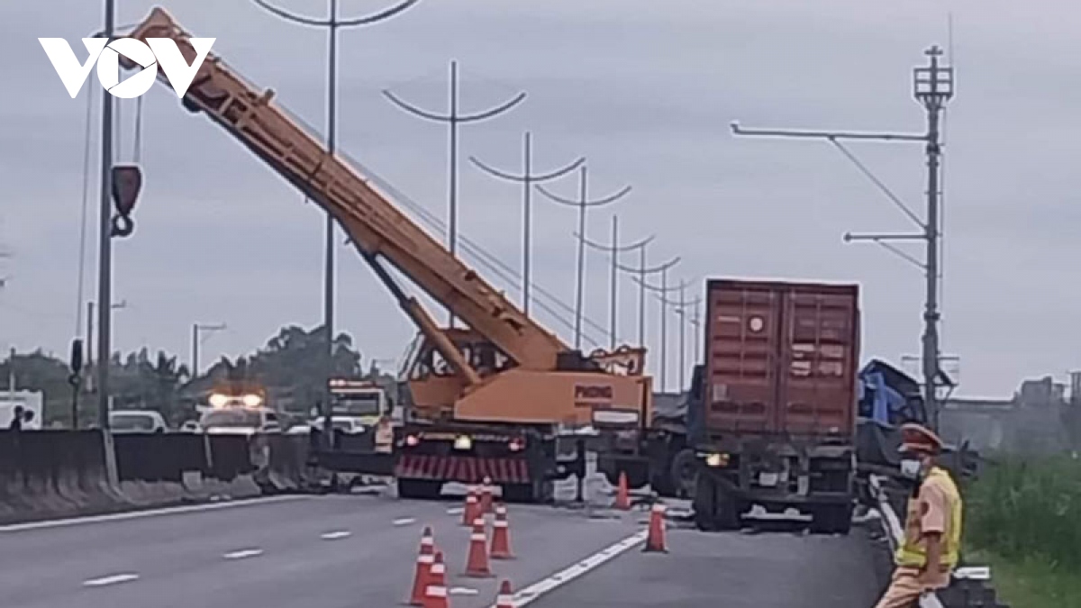 hai xe dau keo va cham tren duong cao toc, 3 nguoi nhap vien, un u keo dai hinh anh 1