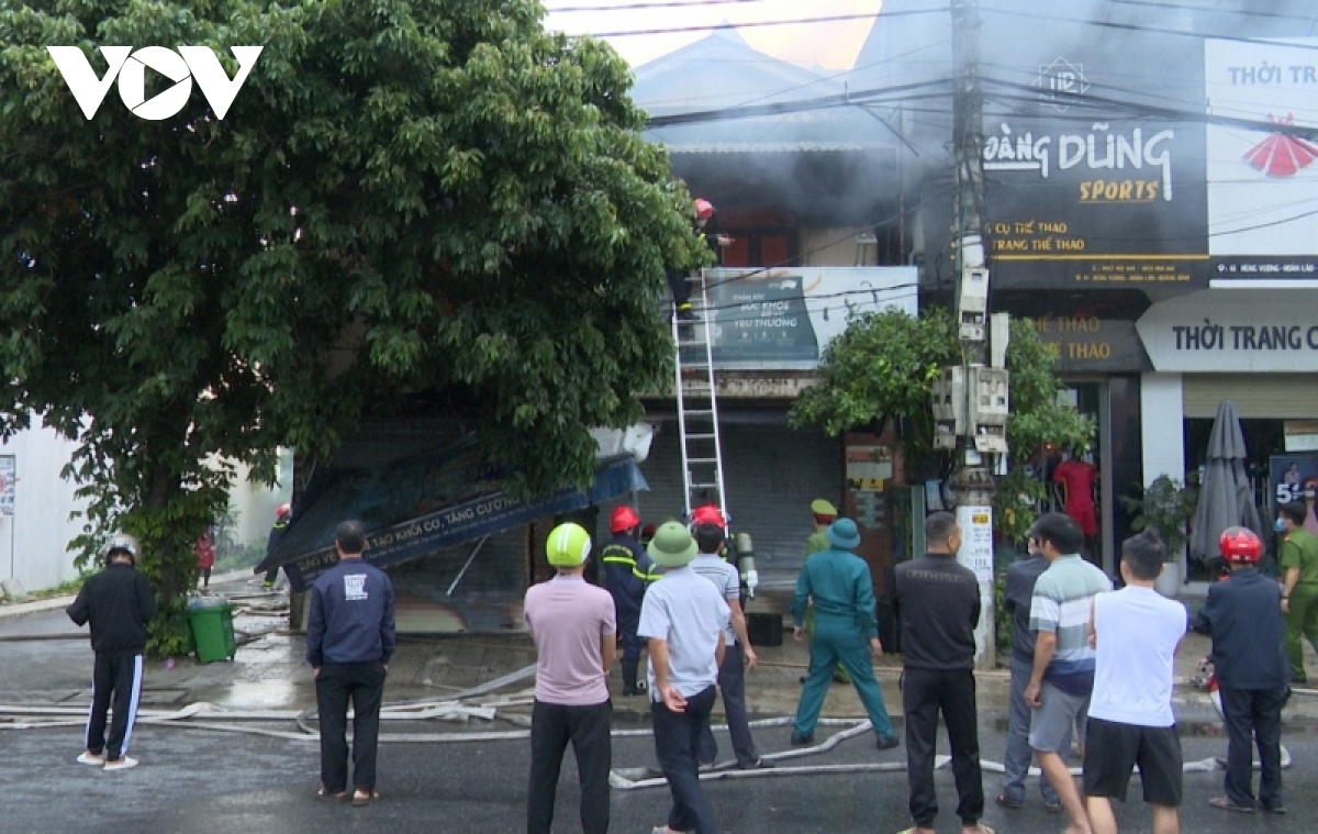 chay cua hang tap hoa luc rang sang, chu cua hang kip thoat nan hinh anh 1