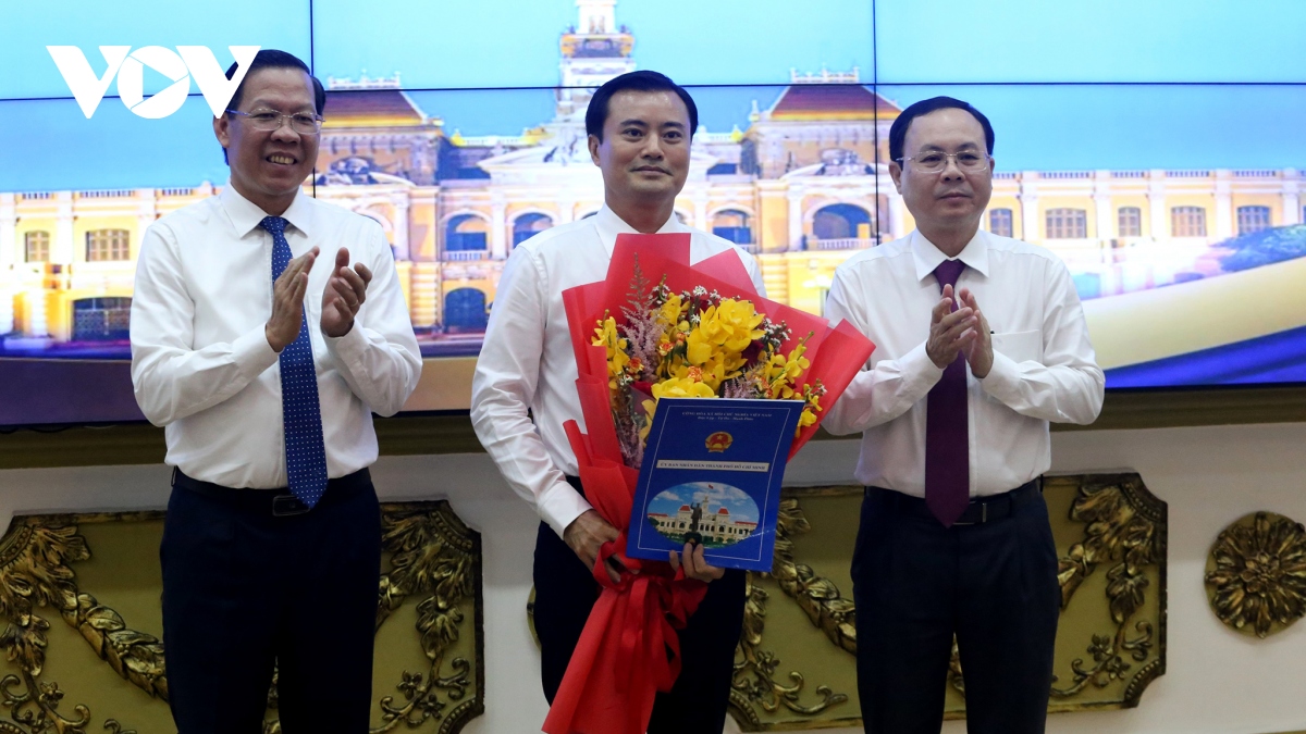 trao quyet dinh phe chuan ong bui xuan cuong lam pho chu tich ubnd tp.hcm hinh anh 3