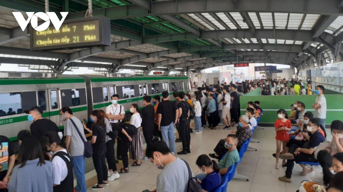 khach di tau ngay cang dong, metro cat linh-ha Dong tang them 2 tau phuc vu hinh anh 2