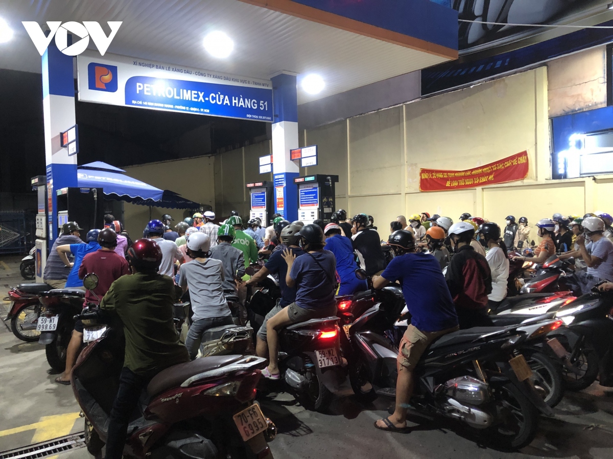 huy dong 80 xe cho xang dau de tang cuong nguon cung cho tp hcm hinh anh 1